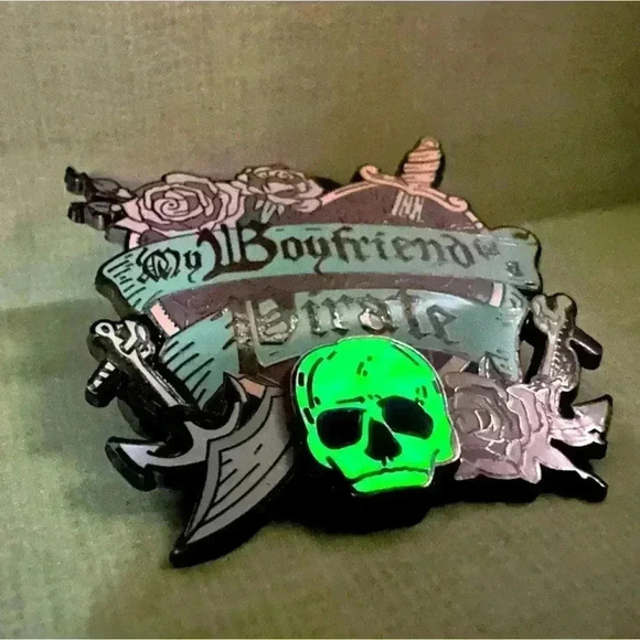 Disney Pin 2007 My Boyfriend is a Pirate Glow in Dark used - Picture 3 of 4